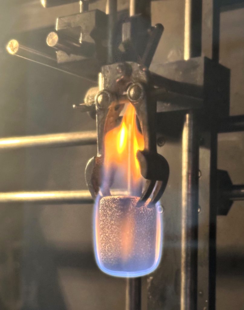 Dieses Bild hat ein leeres Alt-Attribut. Der Dateiname ist Flammtest_SuFlaPUR_Fcali_Ausschnitt-807x1024.jpg